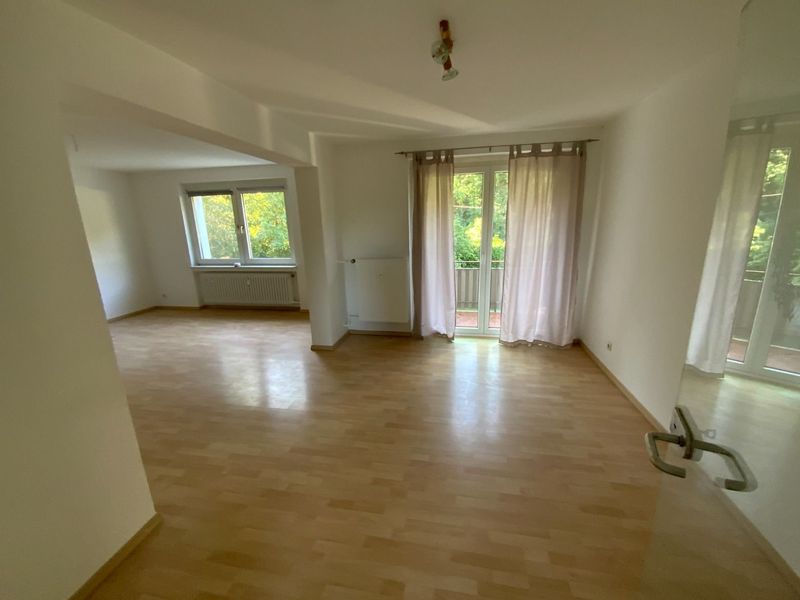 Geräumige 4-Zimmer-Wohnung mit Balkon, Garage und viel Tageslicht am Waldrand!